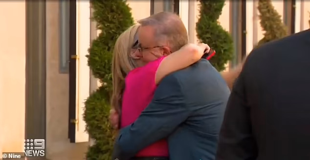 Дружина прем'єра Австралії не стримала сліз, проводжаючи його в Україну (відео)